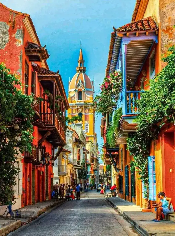 Calle del Centro Histórico de Cartagena con la Catedral al fondo