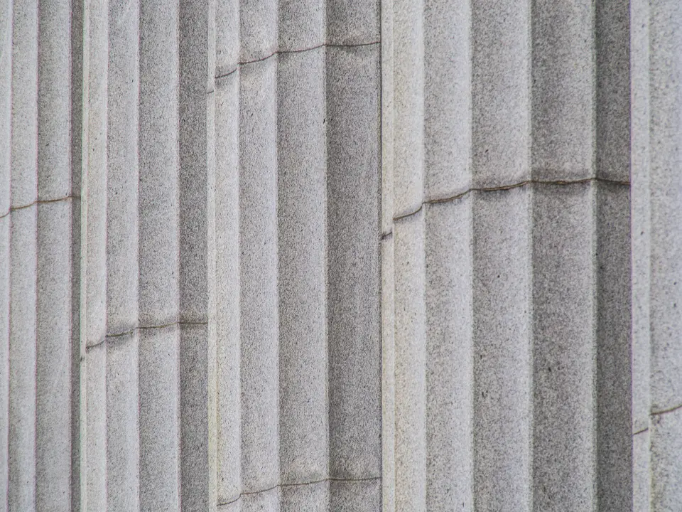 Columnas de piedra de un edificio institucional