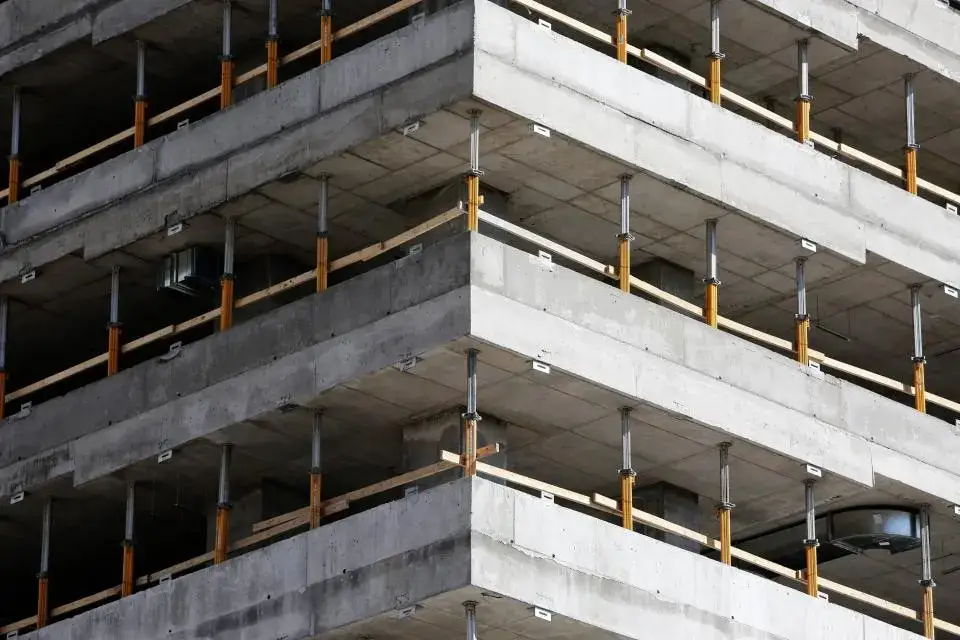 Estructura de concreto de un edificio en obra con puntales metálicos