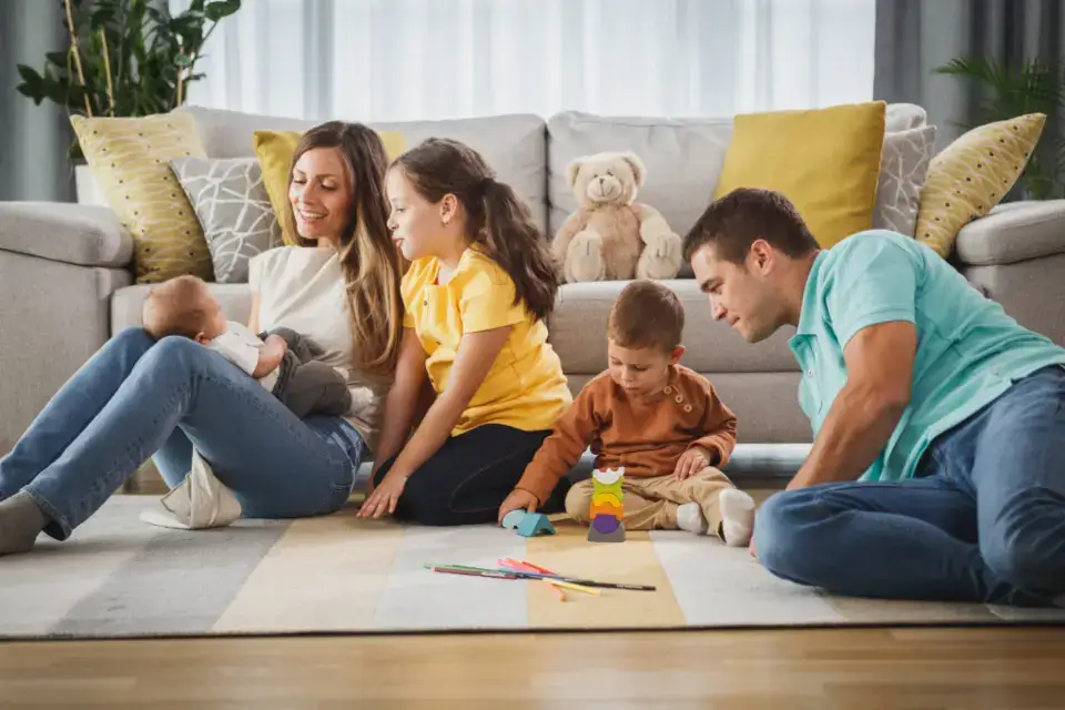 Familia reunida en la sala de su casa