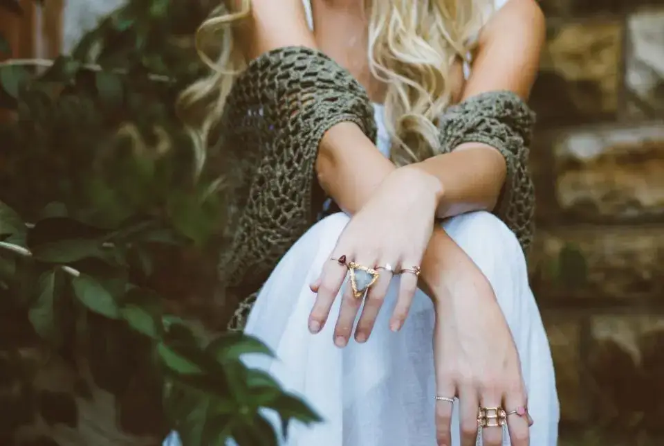 Manos con anillos, símbolo del vínculo matrimonial