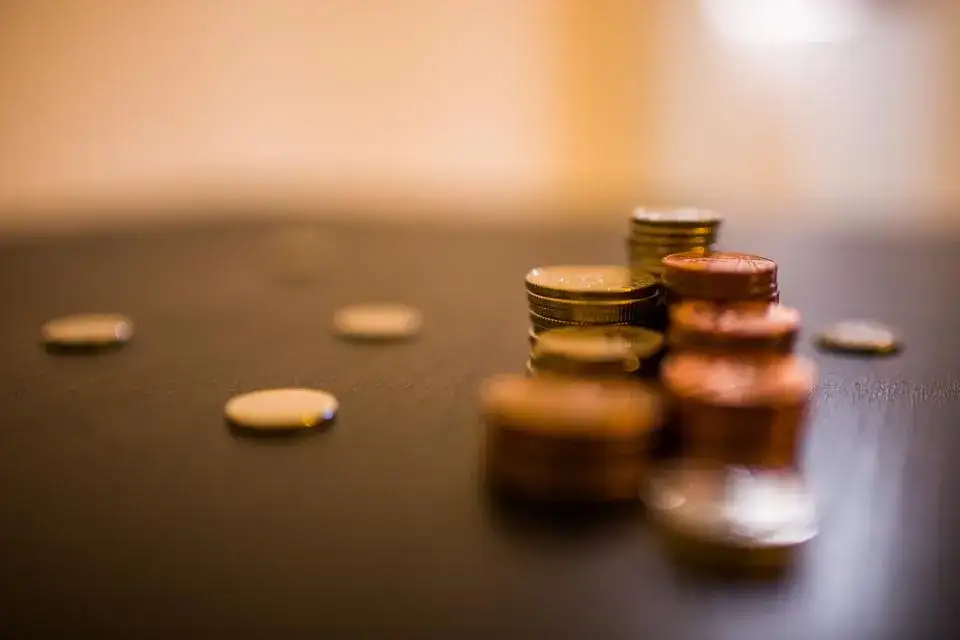 Monedas apiladas sobre una mesa