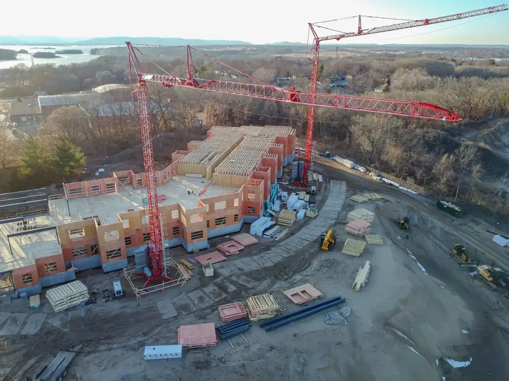 Vista aérea de un proyecto de vivienda en construcción con grúas torre
